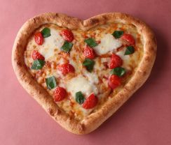 ピザーラ、「ハート型のメッセージカード」を5月10日から12日に「ハートのピザ」購入でプレゼント、「母の日はハートを贈ろう」