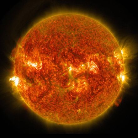 最大規模の「太陽フレア」連続観測　１１日に通信障害起こす磁場嵐、オーロラの可能性