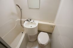 上京して「ユニットバス」の部屋に住んでいますが、不便ですでに引っ越したいです。やっぱり高くても「バストイレ別」の物件にすべきだったでしょうか…？