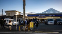 富士山撮影に観光客殺到、コンビニが謝罪　町は目隠しの幕で対策