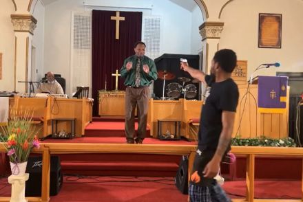 米教会で、男が牧師を銃撃…その瞬間に起きた「奇跡の一部始終」を収めたライブ映像を公開 「神の御恵みだ」