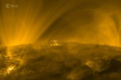 太陽の渦巻くプラズマを捉えた驚愕の最新動画、探査機が接近撮影