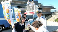 「ヘルメットを着用して大切な命を守ろう」DJポリスと高校生が自転車の安全利用を呼びかけ　埼玉県警