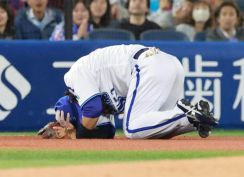【ＤｅＮＡ】宮崎敏郎の左側頭部に打球が直撃…ブルーシートで覆われ、そのまま交代
