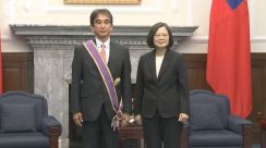 台湾の蔡英文総統が前中国大使に勲章授与　中国政府は反発