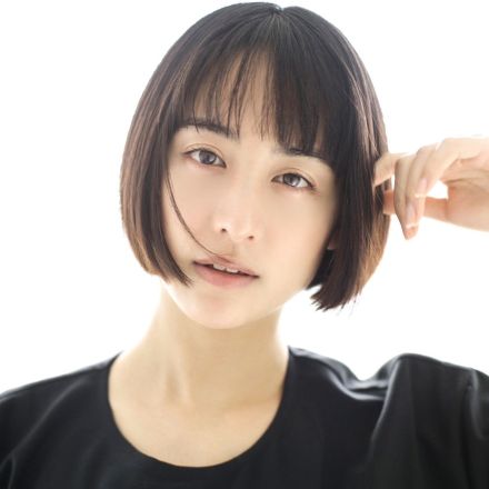 可愛すぎ！ 山本美月が自身の巨大ポスターの前で同じポーズ 「やっぱり実物の方が素敵」の声も