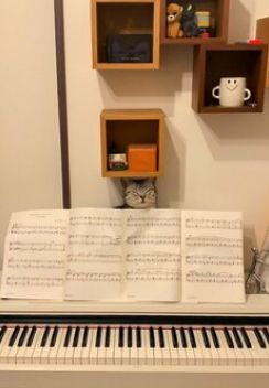 「ピアノ練習に集中できない」かわいい理由に1万5000いいね　つい笑ってしまう『猫達の仕業』に和む