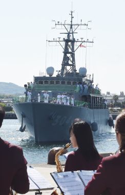 海自掃海艦「あわじ」 命名地の淡路島・津名港に　船体は機雷攻撃防ぐ非磁性プラスチック