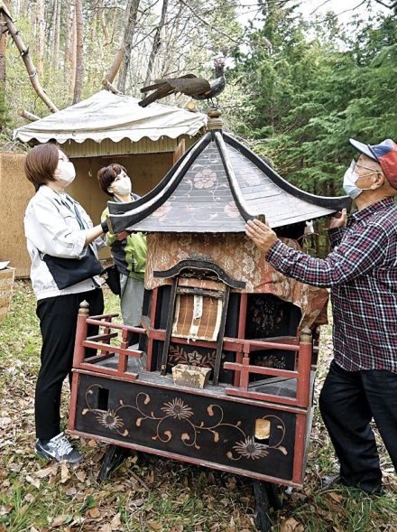 松本市四賀地区・原山の野辺送りの輿　松本市立博物館へ　土葬の習俗伝える資料