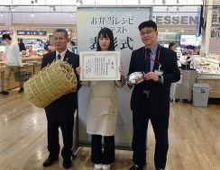 愛知 進む地産地消 学生考案「県産トマト麻婆丼」発売 自社栽培に取り組むメーカーも