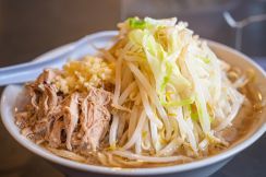 「東京都で人気のラーメン二郎」ランキング！　2位は乳化スープが特徴の「ラーメン二郎 ひばりヶ丘駅前店」、1位は？【2024年5月版】