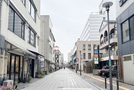 大分市ふないポルトソール商店街、電線の地中化完了　芸文短大生が舗装などデザイン