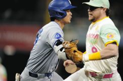 大谷翔平危ない！！　ゴロで快足を飛ばし一塁へ、打球を処理した野手とベース上であわやの場面…大事には至らず相手を気づかう