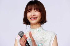 見上愛、サプライズの手紙に涙「バチバチにメークしてもらったのに」　単独初主演映画の舞台挨拶