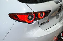 マツダ新型「スポーツハッチバック」実車公開!? 精悍エアロの「超凄いマツダ3」がやって来た！ ド迫力で爆速な「MAZDA SPIRIT RACING 3」相模原に登場