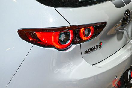 マツダ新型「スポーツハッチバック」実車公開!? 精悍エアロの「超凄いマツダ3」がやって来た！ ド迫力で爆速な「MAZDA SPIRIT RACING 3」相模原に登場