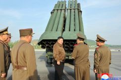 北朝鮮が新型ロケット砲配備へ　機動性など向上、金正恩氏が試射視察