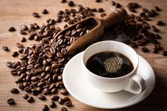 「お酒と一緒にカフェイン入り飲料を飲むことはやめて」　農水省がカフェインの過剰摂取について注意喚起、過去には中毒死も