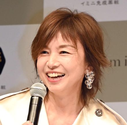 金髪似合う59歳山口智子、近づく還暦に「ひとまわりして生まれ変わる」　浜田雅功と大阪街ロケ