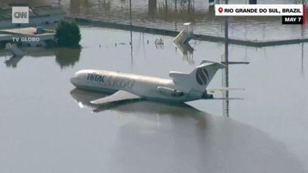 空港敷地の大半が水没、航空機取り残される　洪水禍のブラジル