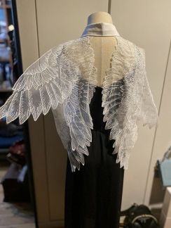 天使の翼を身に着けられる！？　繊細なレースの付け襟が神々しい美しさ