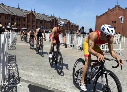 横浜でトライアスロン世界シリーズ　パリ五輪目指す選手２００人が疾走、「頑張れ」「ファイト」と声援