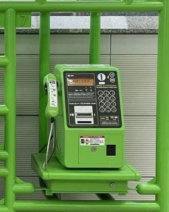 「でっけーニッパー持って行きたい」　静岡駅に設置された「組み立て前のプラモデル」のような公衆電話に“11万いいね”