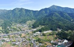 〝空中散歩〟で表丹沢や弘法山公園を満喫　秦野市内をヘリで遊覧飛行