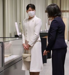 愛子さま、初の単独公務　国立公文書館で「夢みる光源氏」展鑑賞