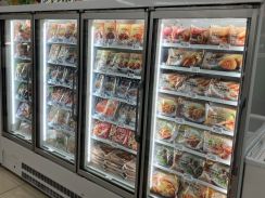 セブン⁻イレブン、狭小店舗の中央に新・冷凍什器導入　15年間で約20倍伸長する冷凍食品の品揃えを拡充