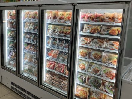 セブン⁻イレブン、狭小店舗の中央に新・冷凍什器導入　15年間で約20倍伸長する冷凍食品の品揃えを拡充