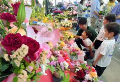 12日は母の日　栃木県内の園芸店などにぎわい　カーネーションやバラなどずらり　売れ筋はピンク色のアジサイ