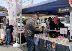 お菓子販売にぎわう　過去最多、19店舗出店　奥州・ブラックホールフェスティバル【岩手】