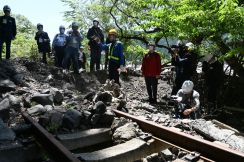 大井川鉄道全線再開への壁実感　レールに土砂、倒木…　台風被害視察ツアー