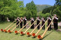 夏山シーズン到来　蒜山地域山開き行事　アルプホルンの音色で開幕祝う／岡山・真庭市