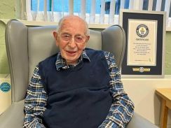 世界最高齢111歳の男性、長寿の秘訣は「何事もほどほどに」（海外）