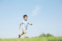 子どもの紫外線対策は何歳から？日光を浴びる・浴びないどっちがいいの??気象予報士が解説