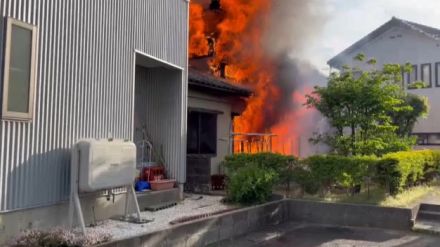激しく燃える炎…新潟市江南区で住宅火災　家主の７０代男性がやけどで救急搬送