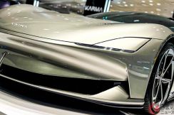斬新”開くライト”採用の新型「スーパーカー」実車公開！ ホンダ「NSX」デザインな「1000馬力超えマシン」！ NYに登場した「KAVEYA」に反響も