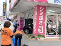 クリーニング店に車突っ込む　向かい側の駐車場から市道を横断　運転の87歳男性「操作を誤った」　高砂