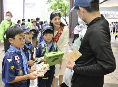 森林整備や地域緑化に協力を　松山・大街道商店街で「緑の募金」街頭活動　ボーイスカウトら70人（愛媛）