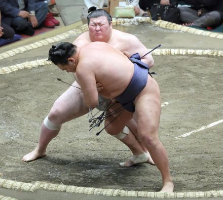 先場所途中休場の曙は、大の里に敗戦　４大関もすべて敗れる大波乱