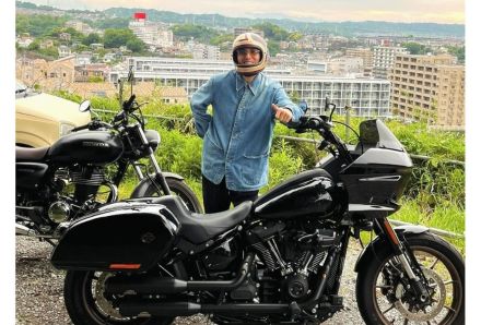 中尾明慶さん　「バイクの良い季節がやってきましたね」　愛車と笑顔で2ショット