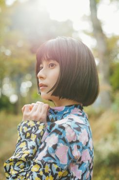 俳優大久保桜子さん　チューブトップのビキニ姿　ふっくらバストと抜群プロポーションで魅了