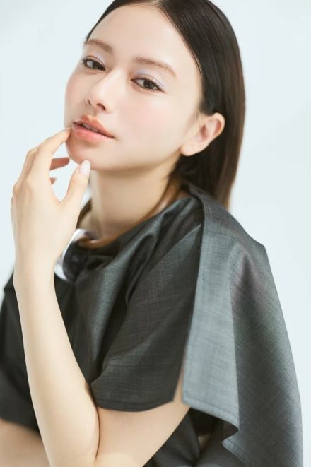 【山本舞香さん】FERRAGAMOのドレスの上品な肌見せスタイルで夏を楽しむ！