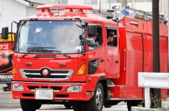 「煙が出ている」小田原のアパートで２室焼く火事　女性１人死亡