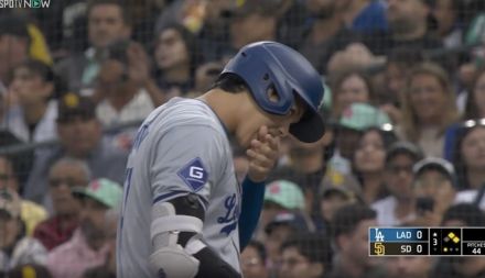 大谷翔平に一体、何が起きた…！？ 左手ガブリ…！ ベース上で見せた一瞬の“表情”にファン騒然 「大丈夫かよ」「どこか痛めた？」