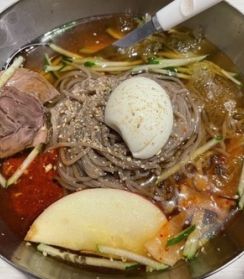 韓国料理とも朝鮮料理とも違う…!? 新大久保「延吉香」で味わう“朝鮮族”料理の「甘辛の魅惑」