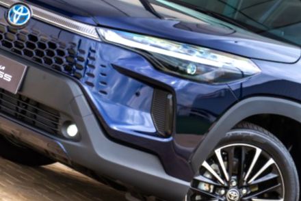 トヨタ新型「コンパクトSUV」発表！ 驚きの”レクサス顔”に進化!? 顔面刷新の”最売れモデル”「カローラクロス」亜で登場