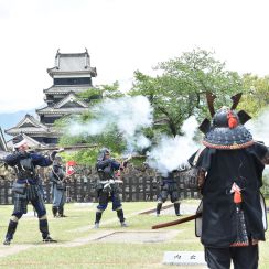 松本城に火縄銃のごう音　恒例の「古流砲術演武」 長野県松本市